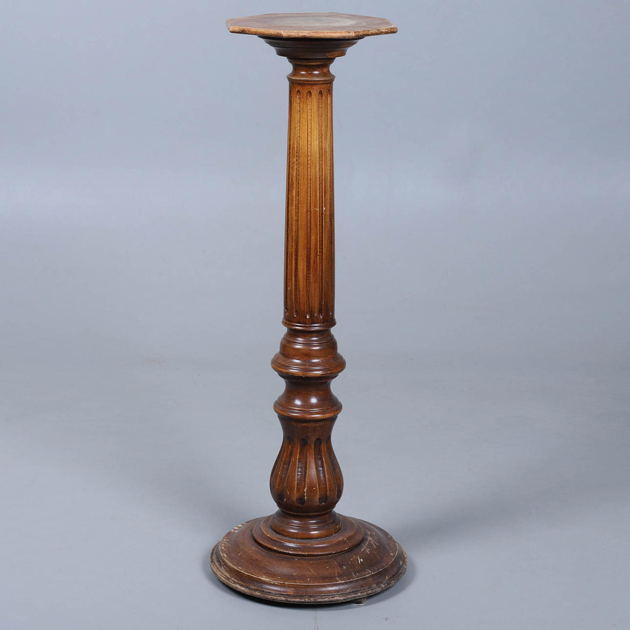 JALUSTA. Puu, pylväs.