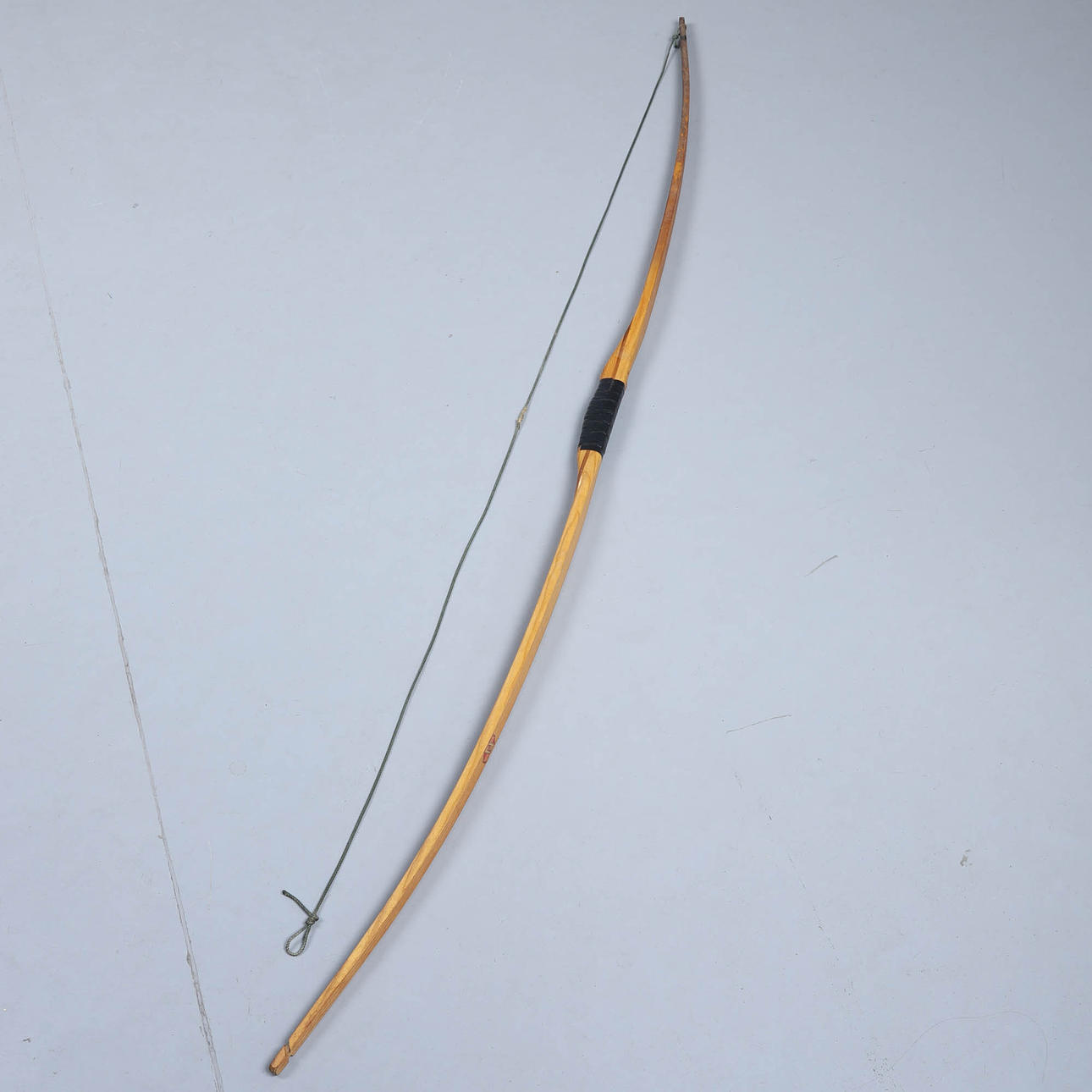 PILBÅGE i trä, märkt "Tell".