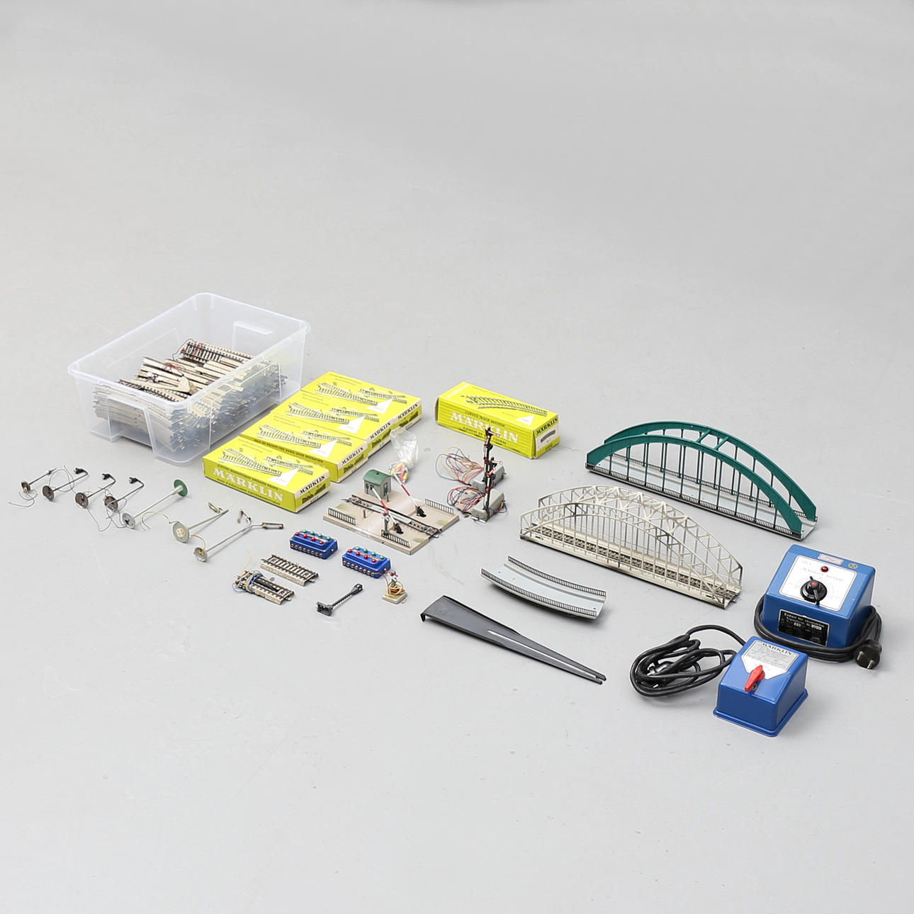 MÄRKLIN, ca 95 delar, räls, spårskiftare med mera.