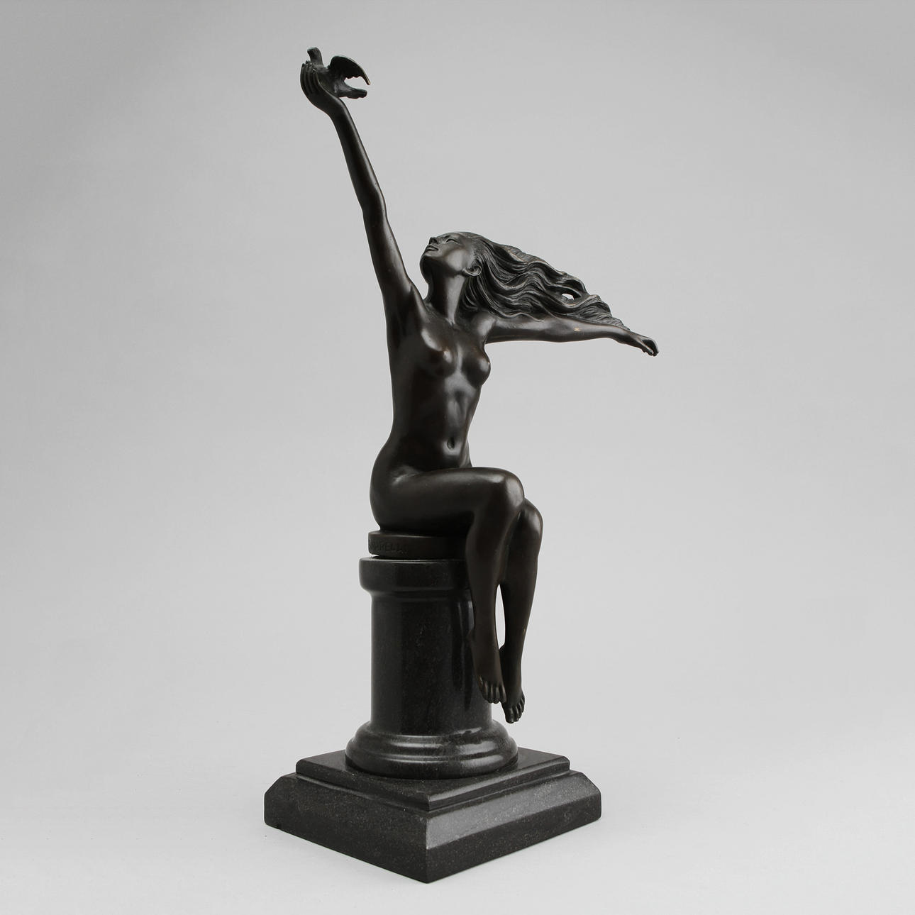 AMEDEO GENNARELLI. EFTER. "Il Messaggio", skulptur i patinerad brons på stensockel, 19/2000-tal.