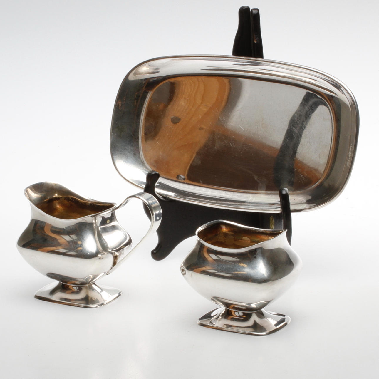 SOCKERSKÅL, GRÄDDKANNA samt BRICKA, silver, Tyskland. Vikt ca. 341.4 g. 1900-tal.