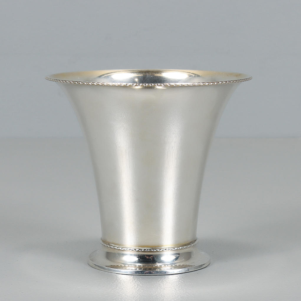 VASE. Silber, MGAB, Uppsala 1947.