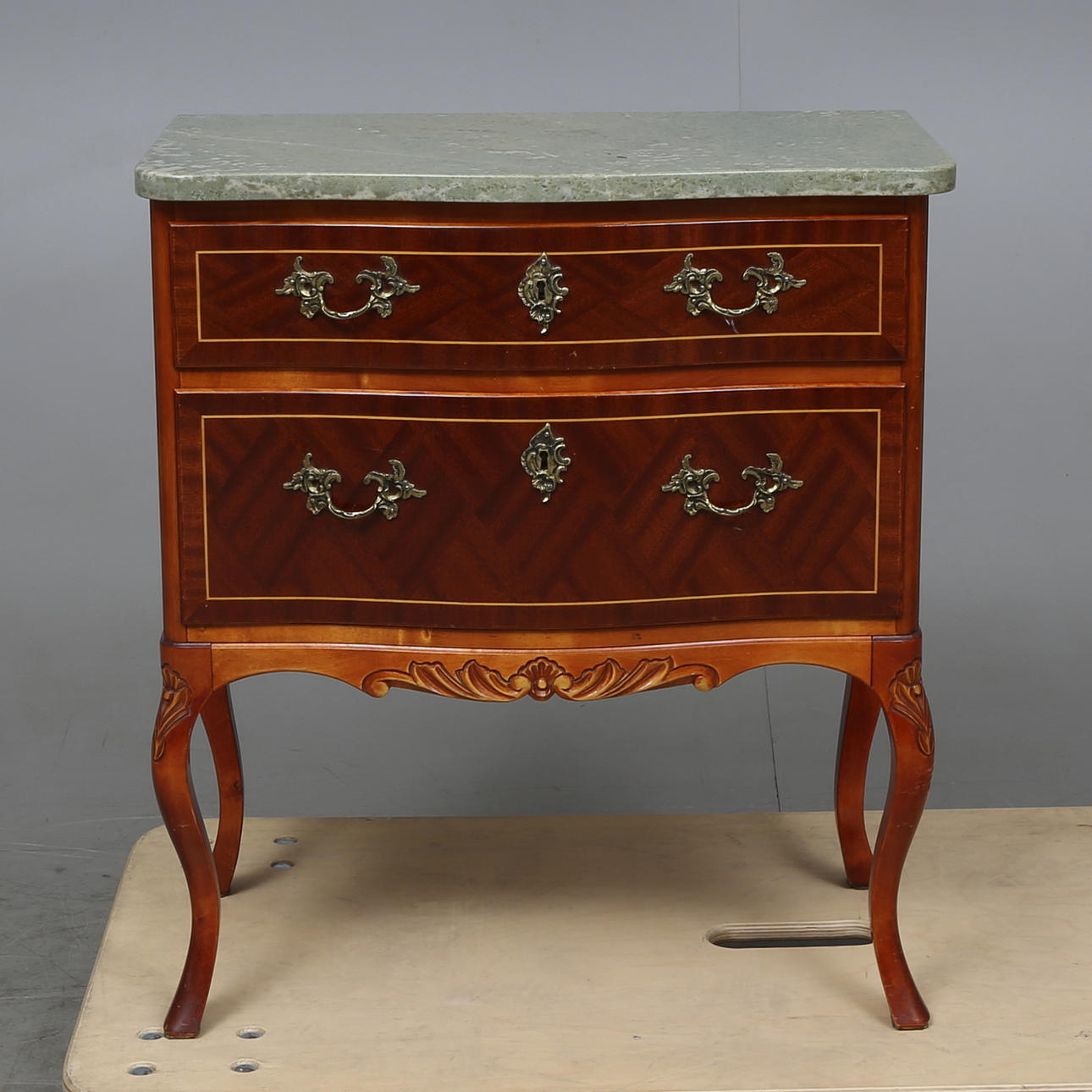 BYRÅ med stenskiva, rokokostil, 1900-tal.