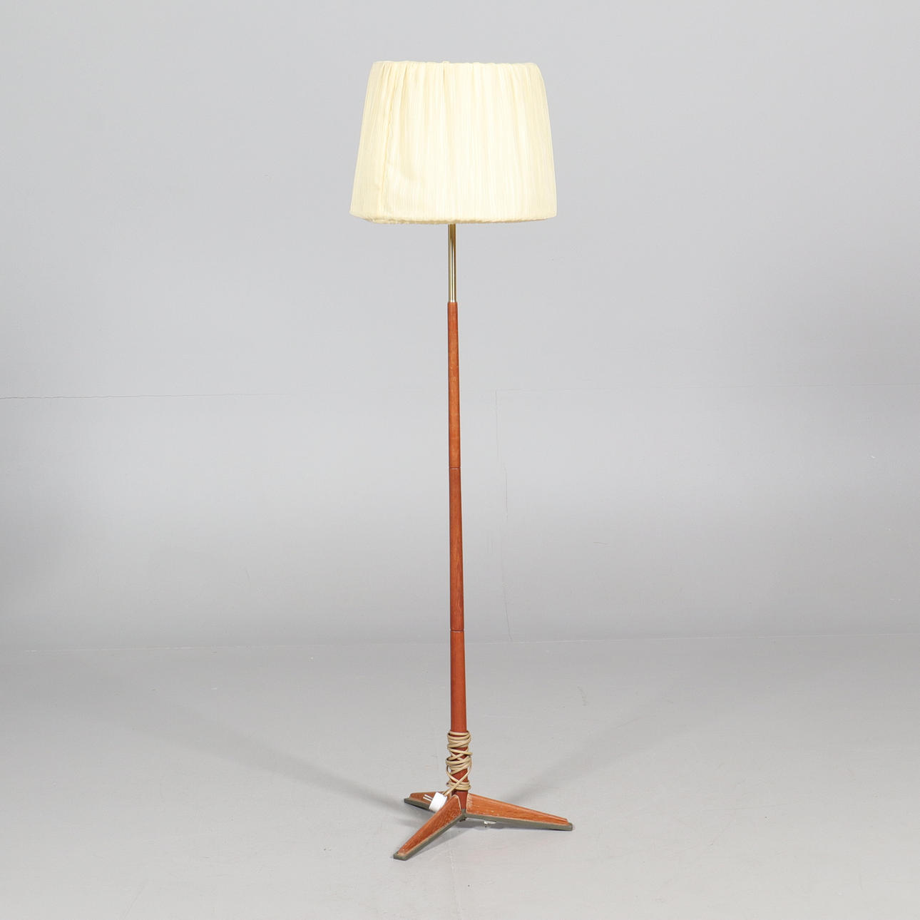 GOLVLAMPA, teak, 1900-talets andra hälft.