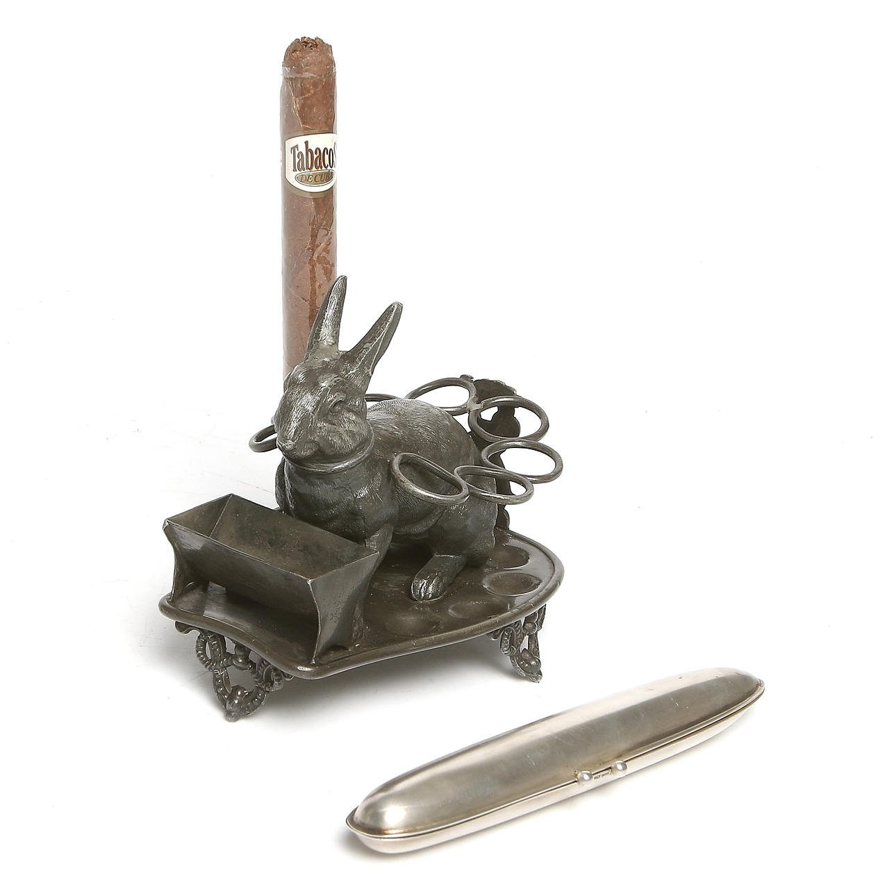 CIGARRFODRAL, silver, Hugo Grün & Co, Finland, 1939 samt CIGARRSTÄLL, vitmetall, sekelskiftet 18/1900-tal.