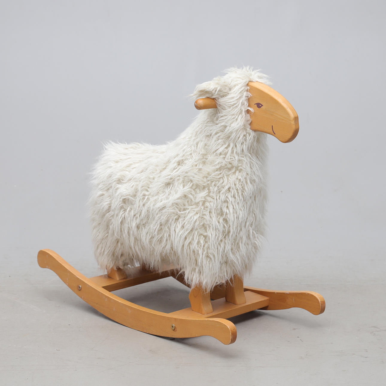 Schaukelschaf, Holz/Textil, 2000er Jahre.