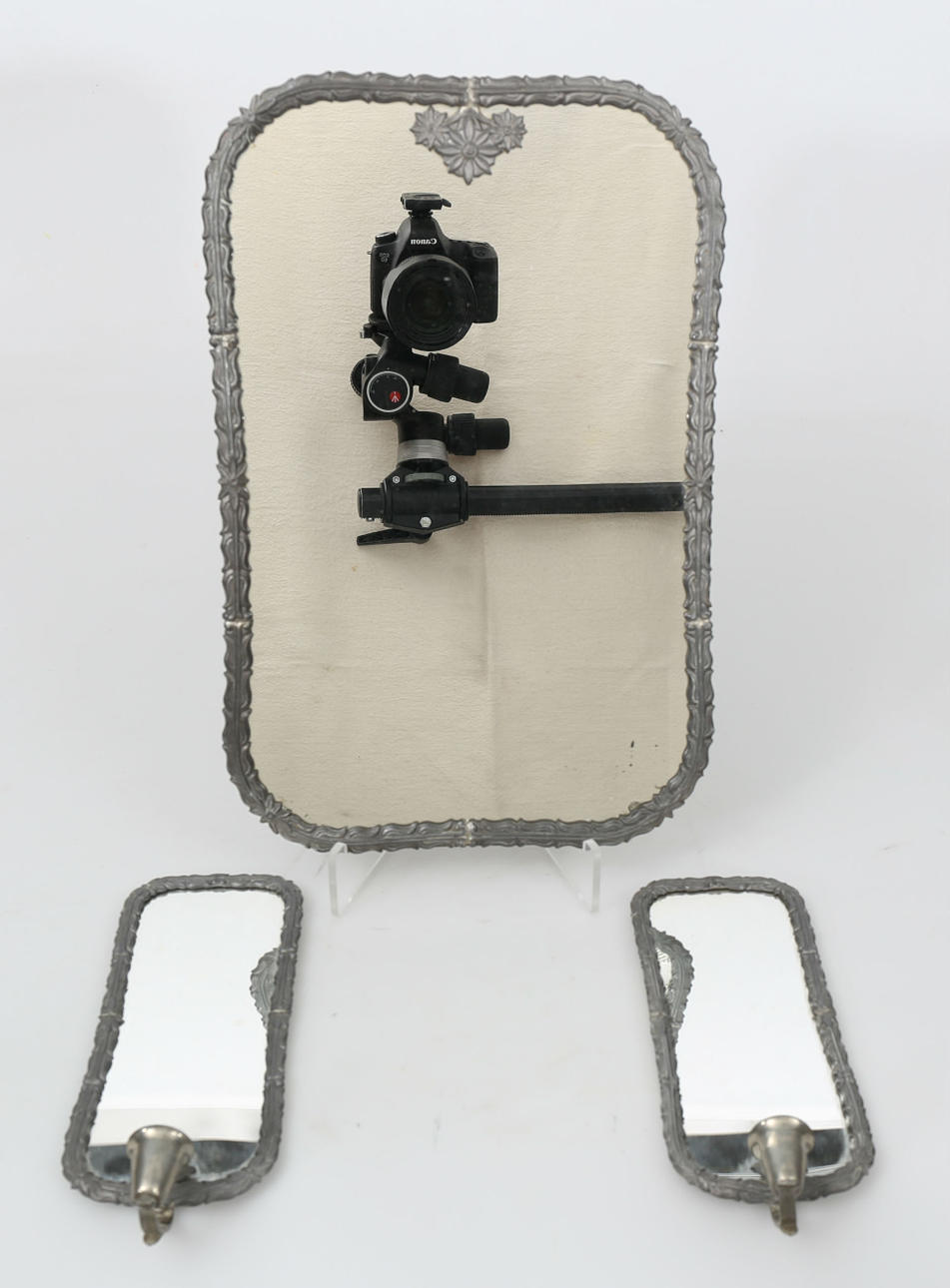 VÄGGSPEGEL OCH LAMPETTER, tenn, 3 delar, 1900-tal.