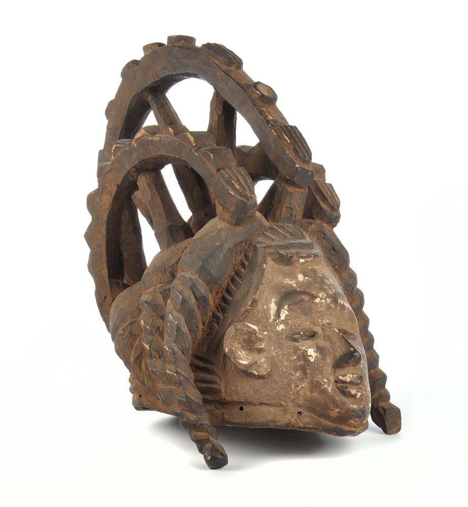 RITUELLE MASKE, AFRIKA. Ansikte med hög huvudbonad, målad & snidad.