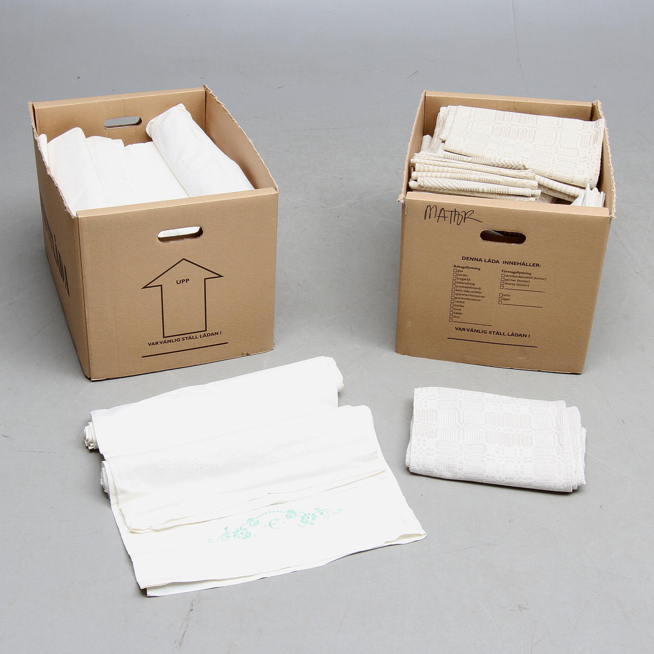 PARTI TEXTILER, delvis linne, 2 kartonger.