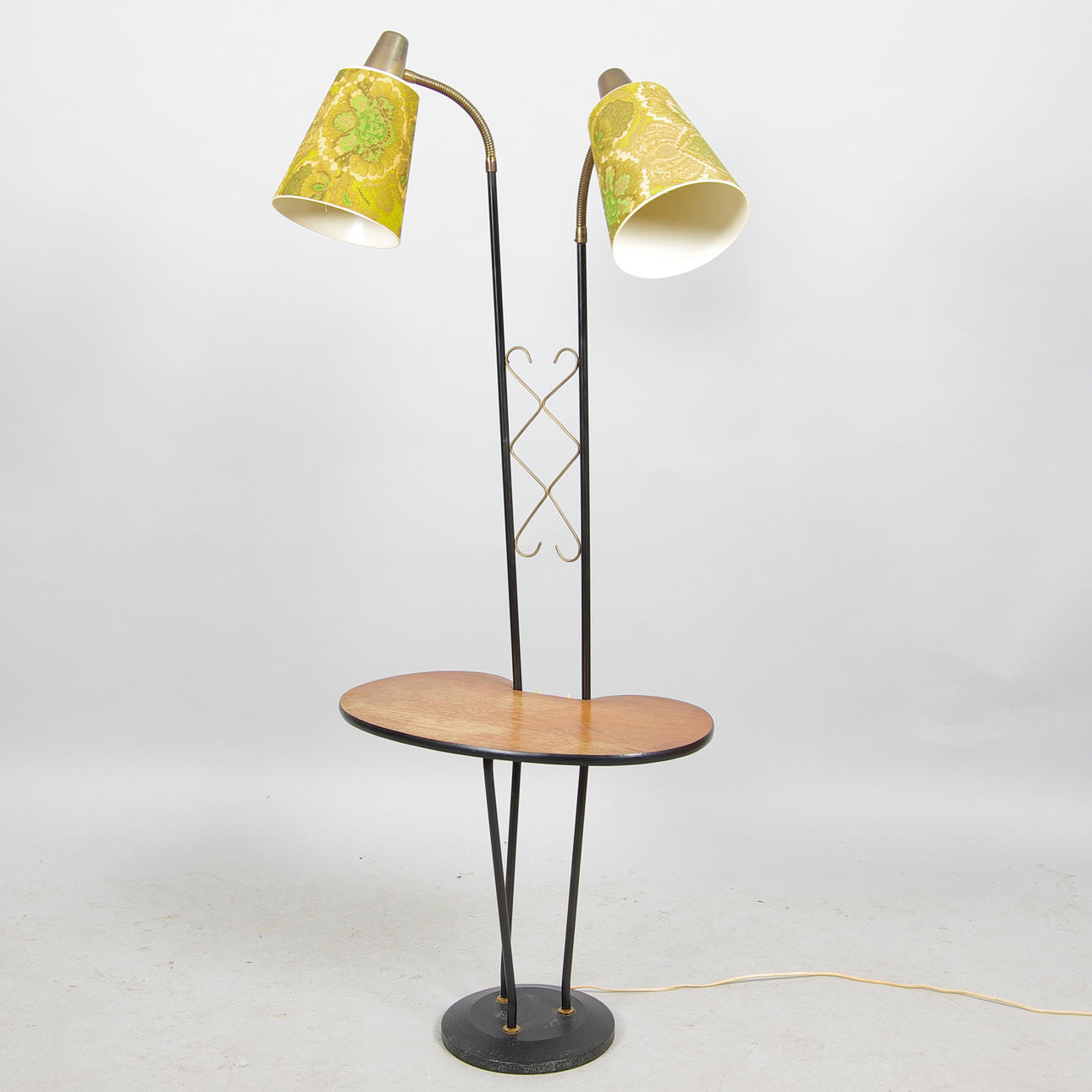 GOLVLAMPA, 2-armad, svartmålad metall/mässing med teakhylla.