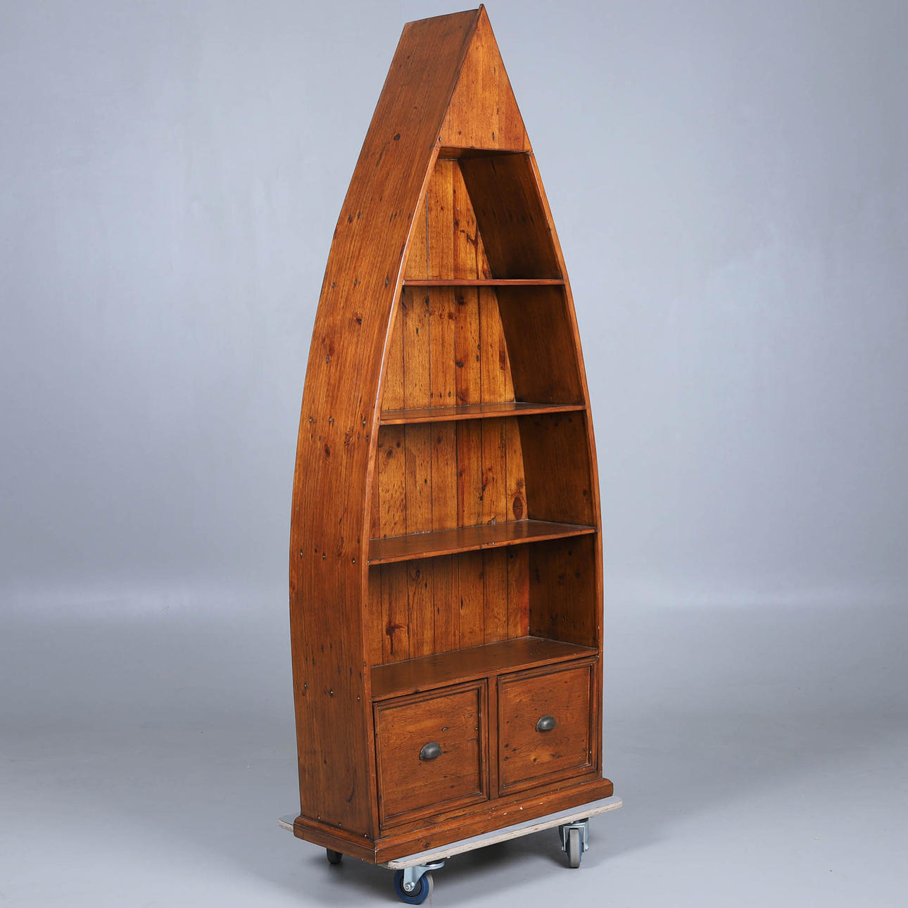 BOKHYLLA , I FORM AV BÅT.