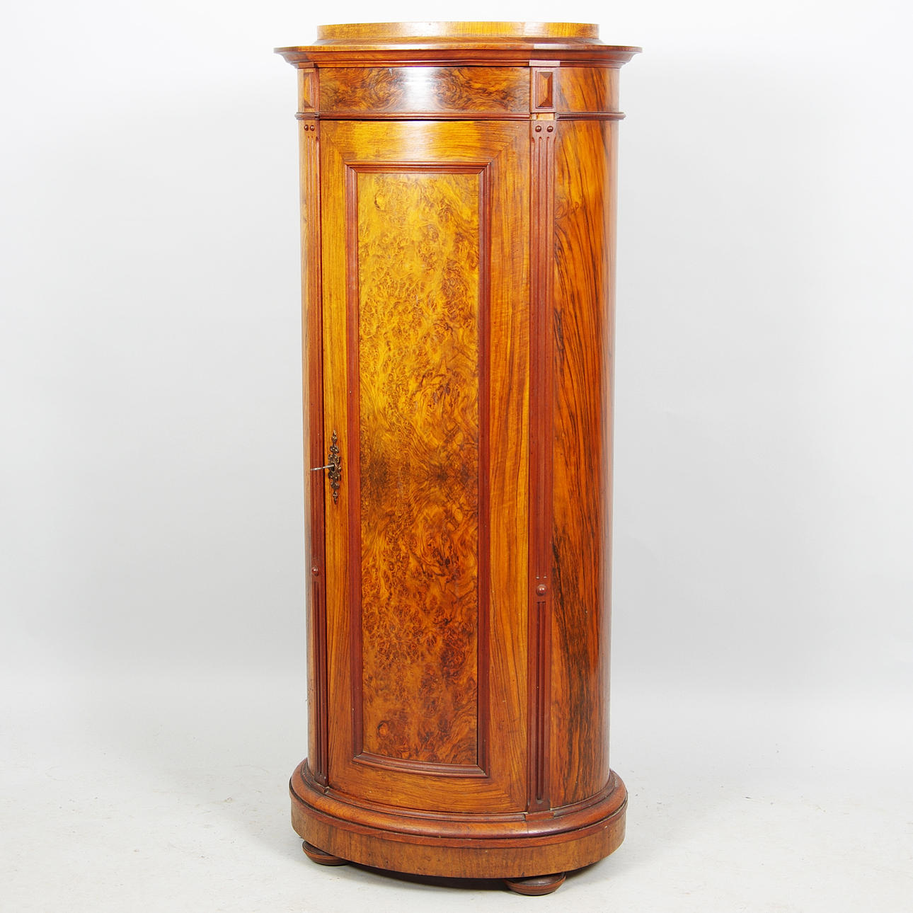 KOLONNSKÅP, valnöt/rotfaner, empirestil.