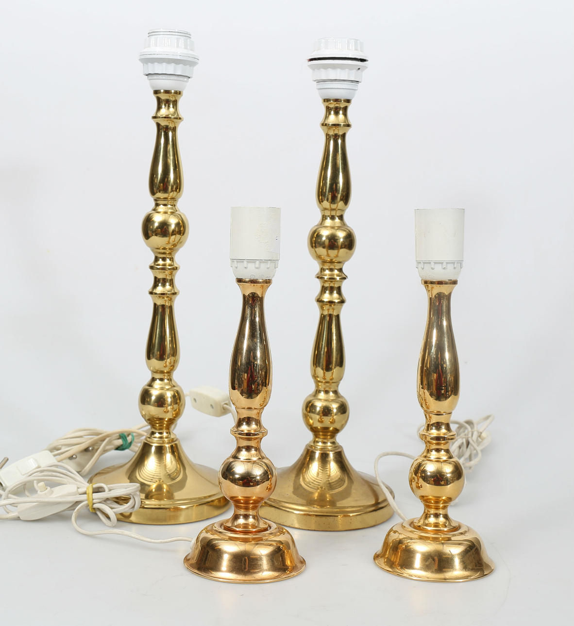 BORDSLAMPOR, mässing, 4 stycken, 1900-talets andra hälft.