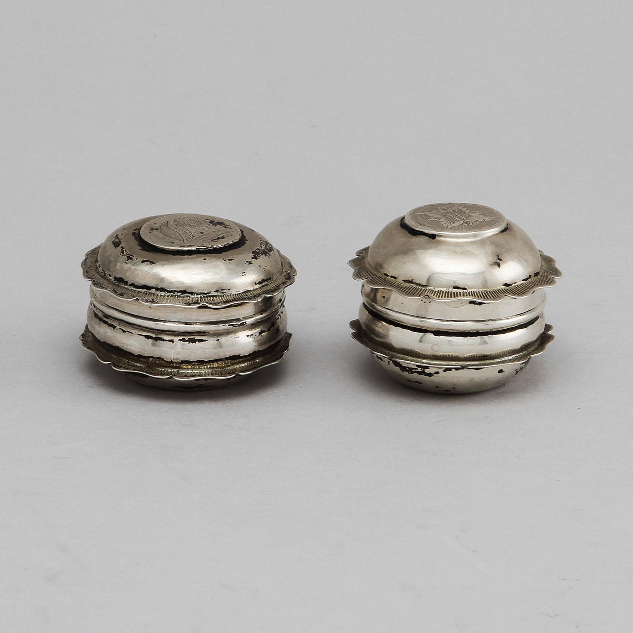 KYRKDOSOR, 2 st, silver med invändig förgyllning, Sverige 1800-talets mitt. Vikt ca 42 gram.