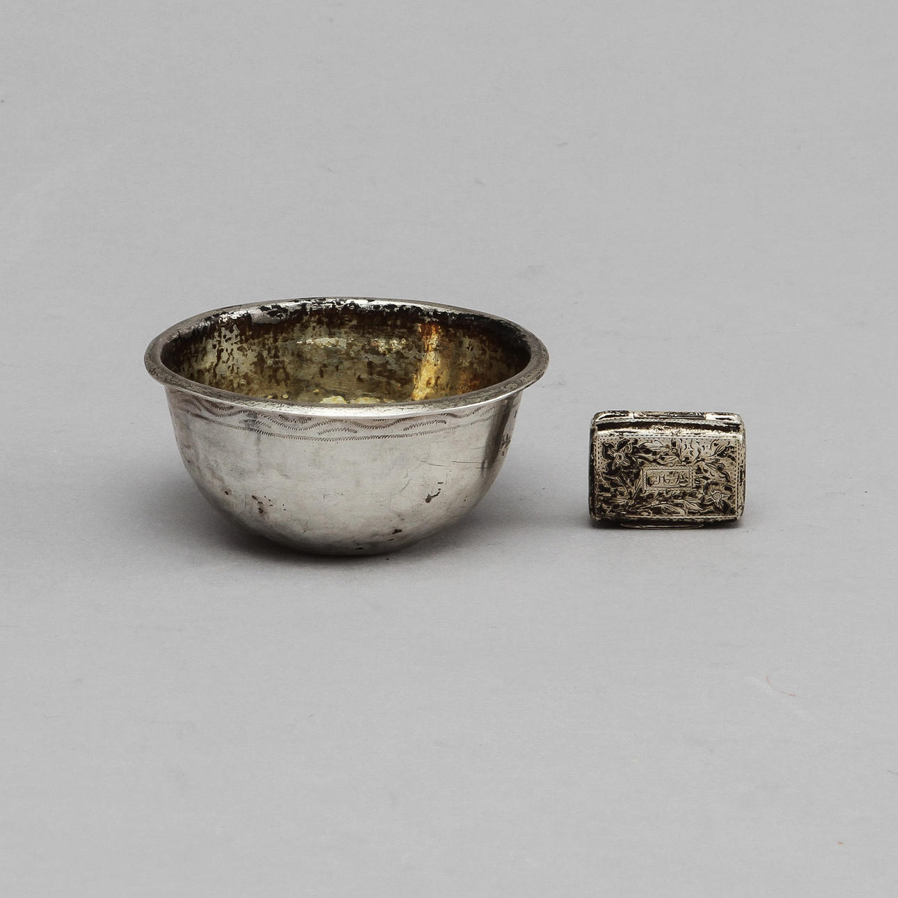 TUMLARE, silver, Sverige 1773 och LUKTDOSA, silver, Birmingham sannolikt 1834. Vikt ca 22 gram.