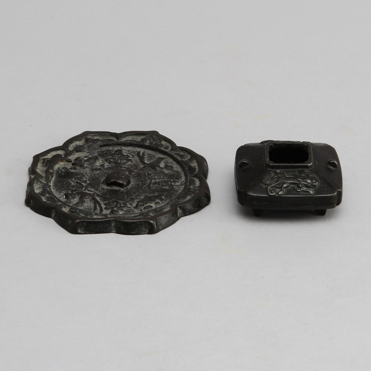 SPEGEL samt RÖKELSEKAR, brons, Kina.