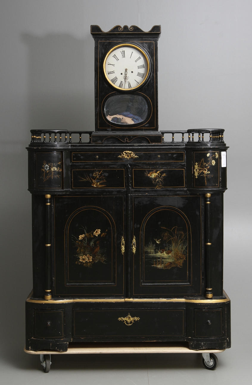 KLOCKSKÄNK, 1800-talets senare hälft.