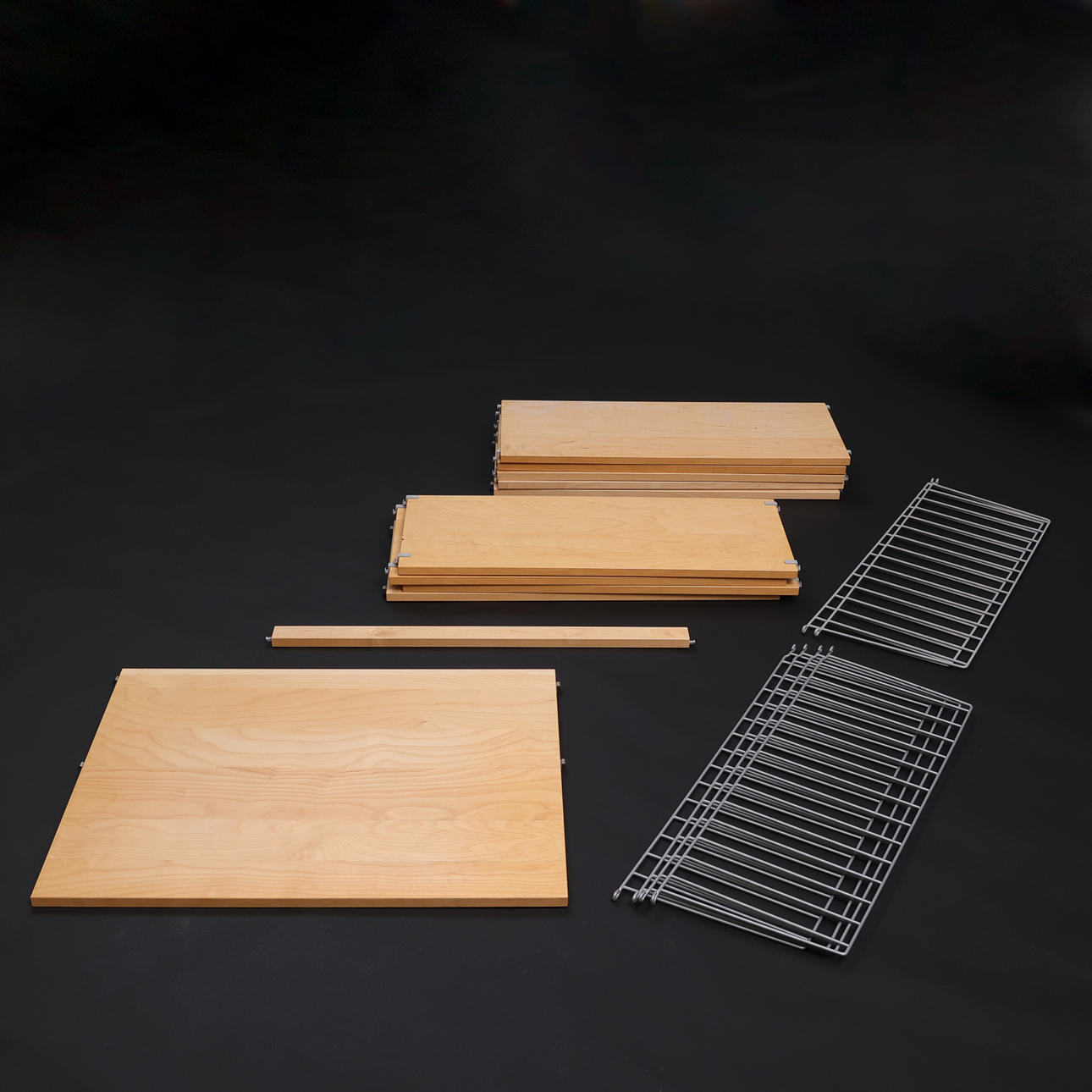 NILS STRINNING. Bücherregal mit Arbeitsfläche, Schnur, Box, 2000er.