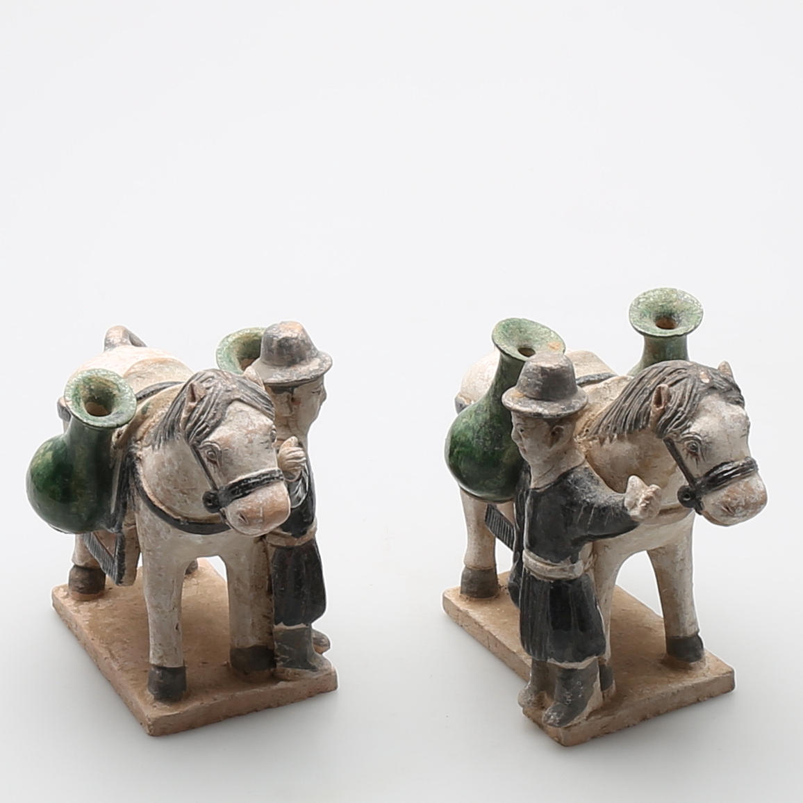 GRAVFIGURER i terracotta, 2 st, sen Ming dynasti, (1368-1644), Kina.