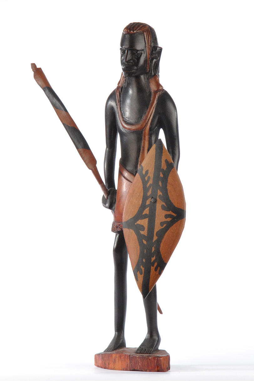 KRIEGER MIT SCHILD UND SPEER. Afrikansk skulptur, 1970-tal.