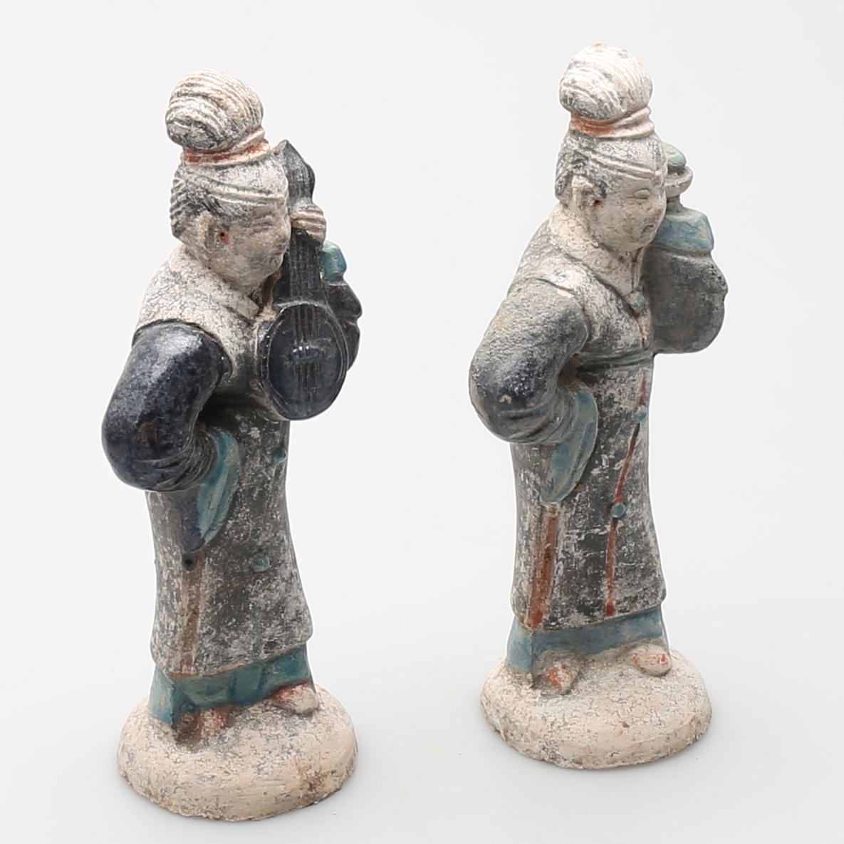 GRAVFIGURER i terracotta, 2 st, sen Ming dynasti, (1368-1644).