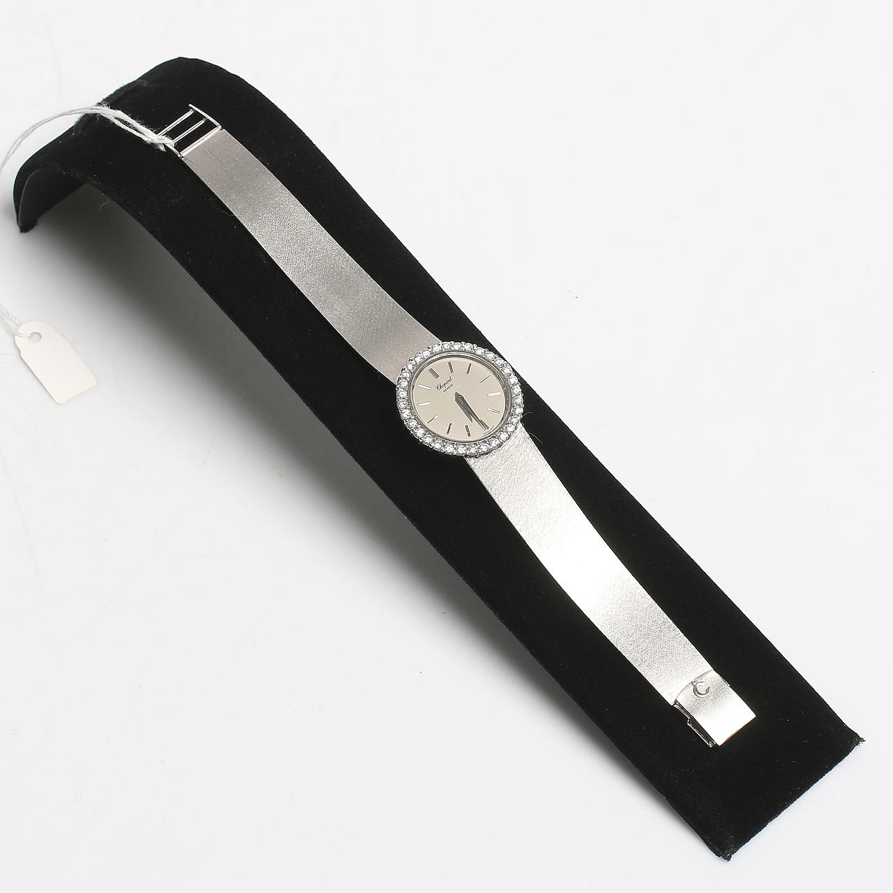 ARMBANDSUR, dam, 18k vitguld med 32 brillianter ca 0,95 ct, Chopard, Genéve. Vikt 48,8 gram.