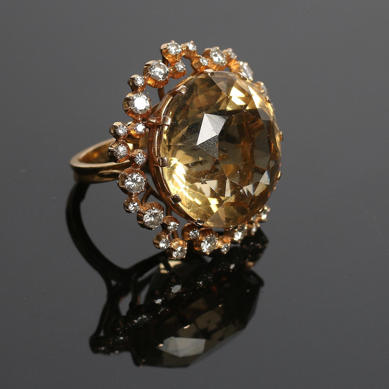 RING, 18k guld med stor citrin ca 36,5 ct samt 40 briljanter totalt ca 1 ct. Total vikt 17,3 gram.