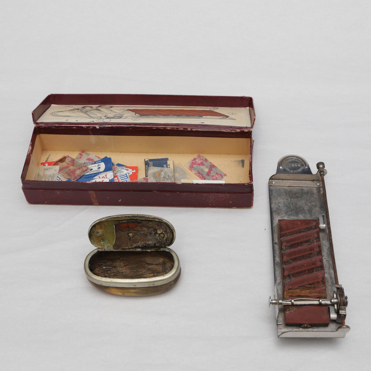 RAKBLADSSLIPARE, och SNUSDOSA, 1900-tal.