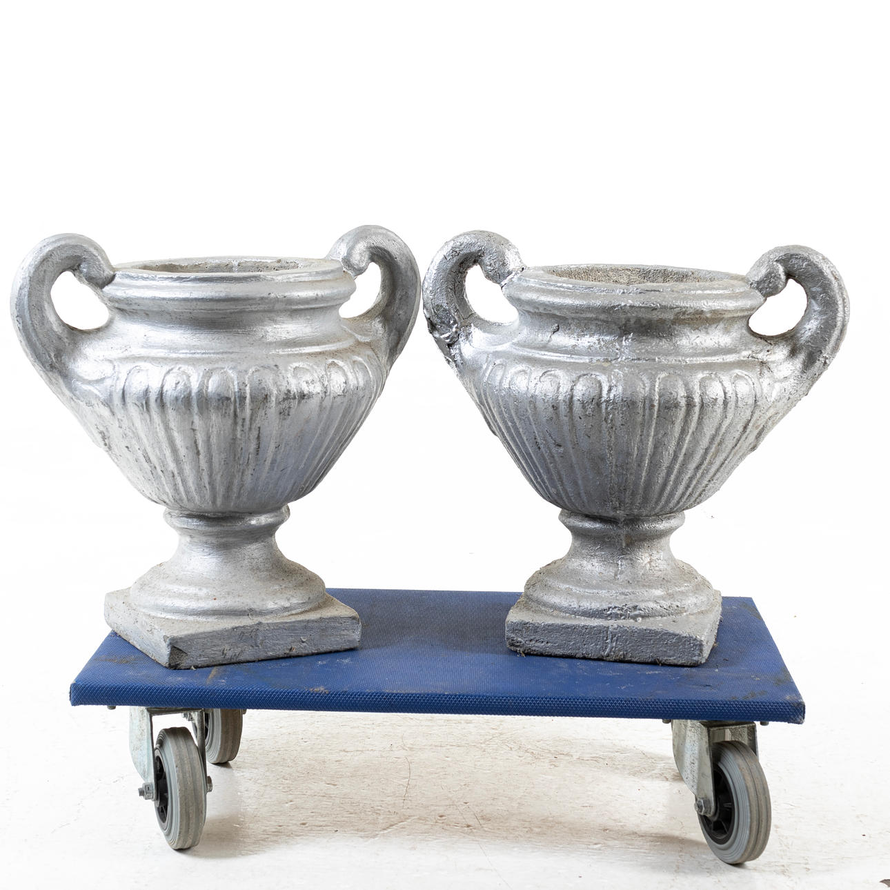 TRÄDGÅRDSURNOR, 1 par, betong.