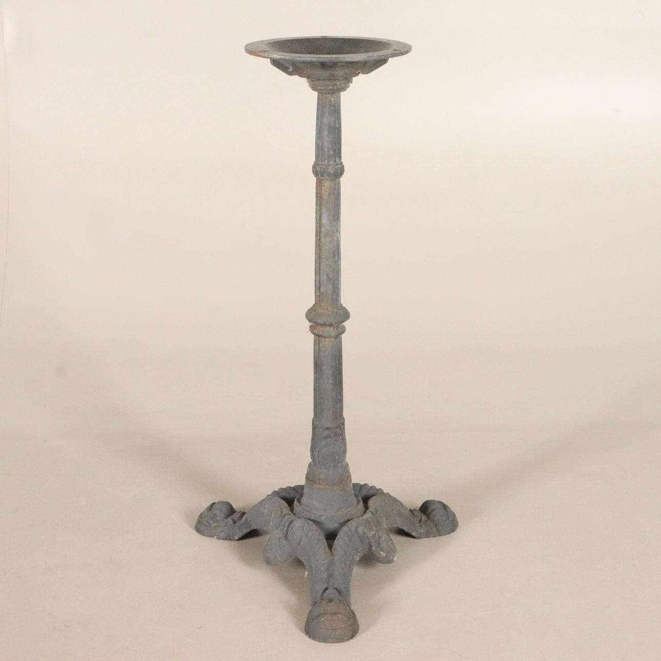 TISCHBEINE, Gusseisen.