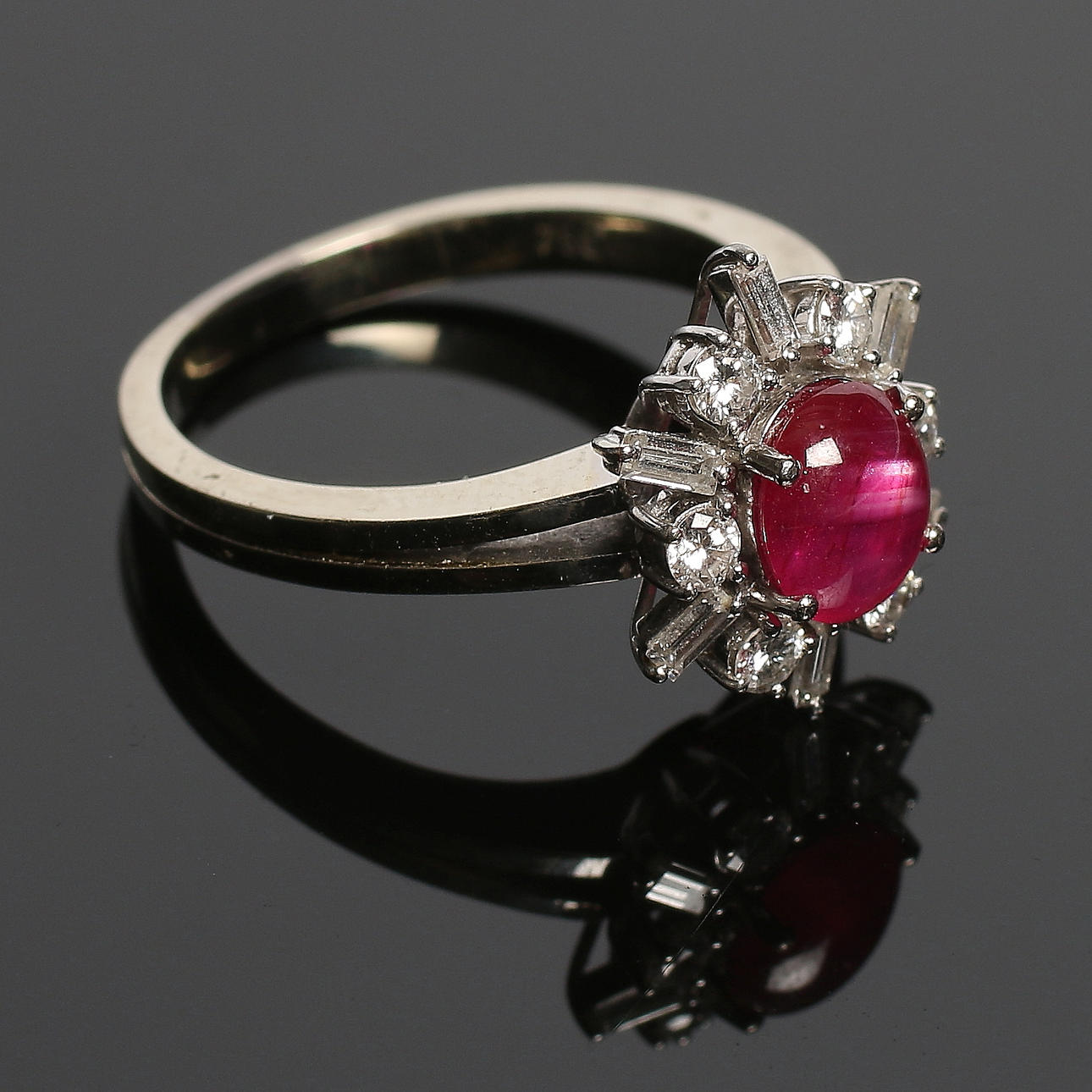 RING, 18k vitguld med cabochonslipad rubin samt 6 st baugettslipade diamanter och 6 briljanter ca 0,55 ct. Total vikt 5,9 gram.