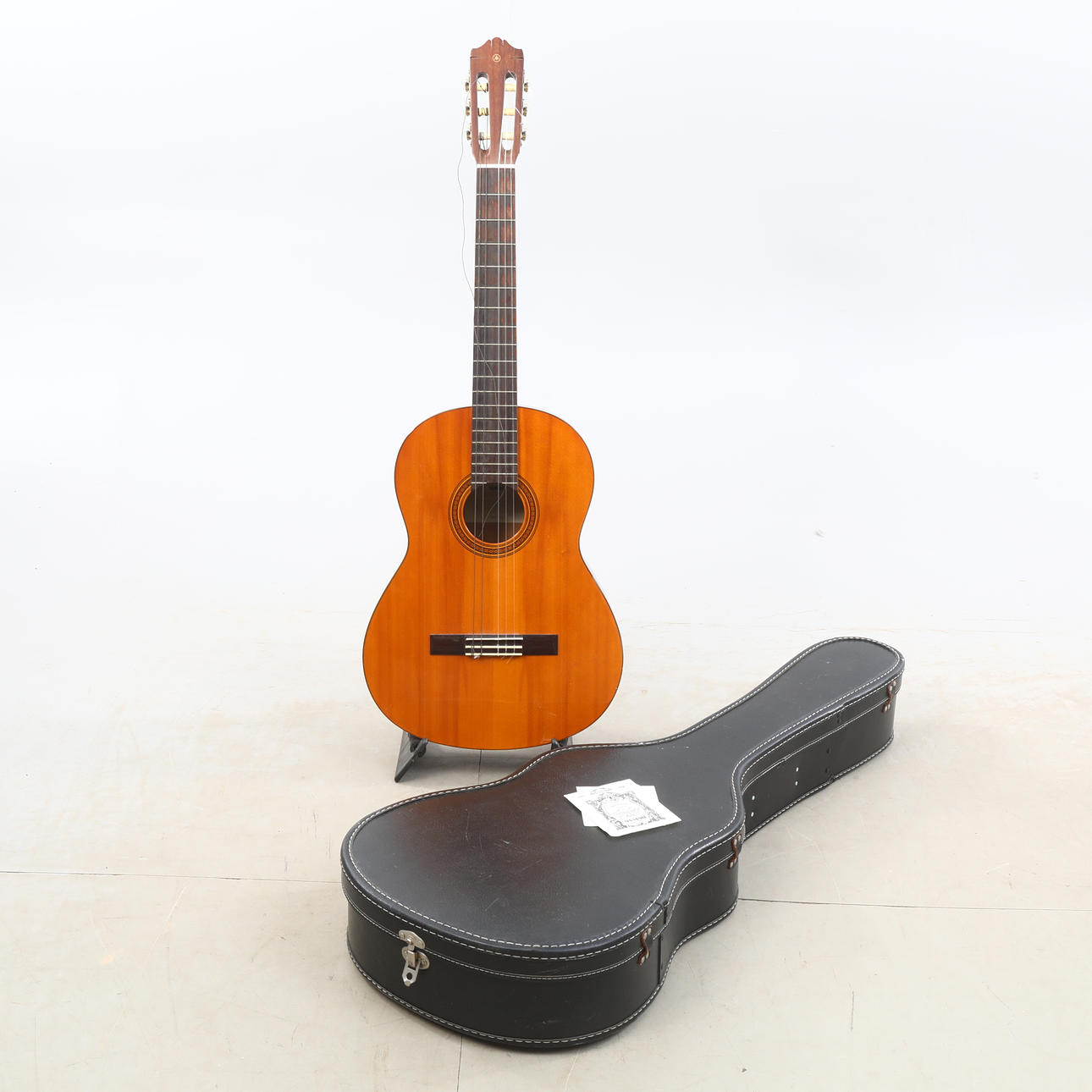 GITARR, Yamaha CG 110 med fodral.