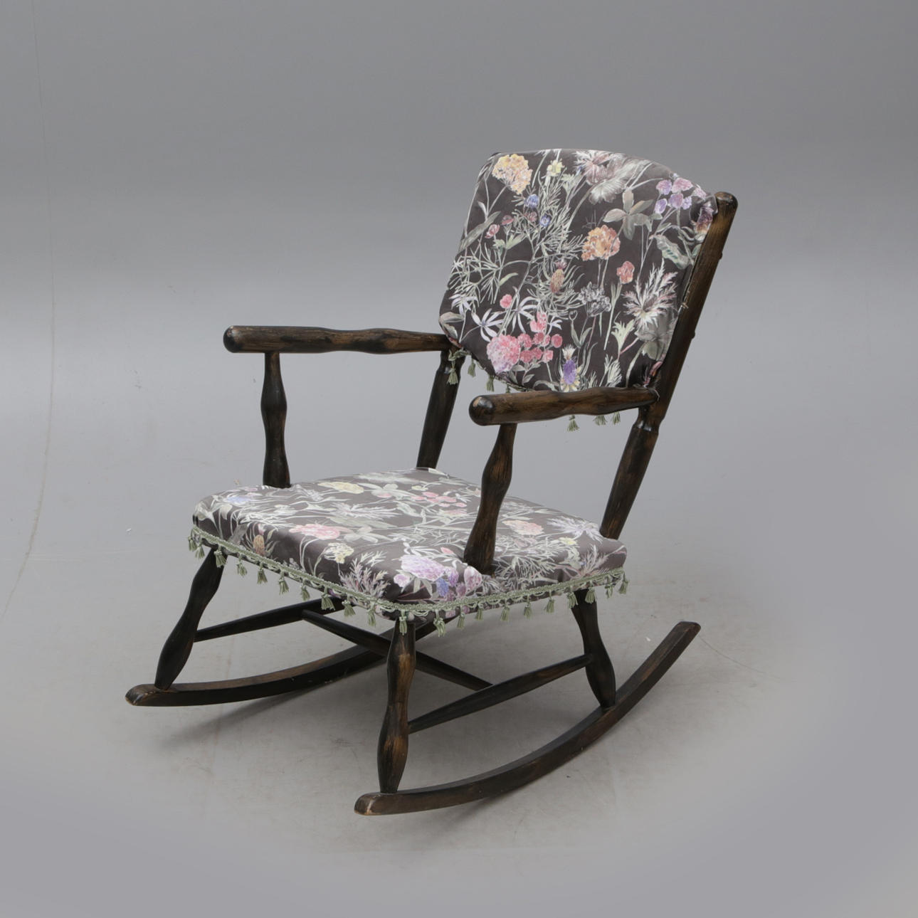 Una mecedora de madera del siglo XX.