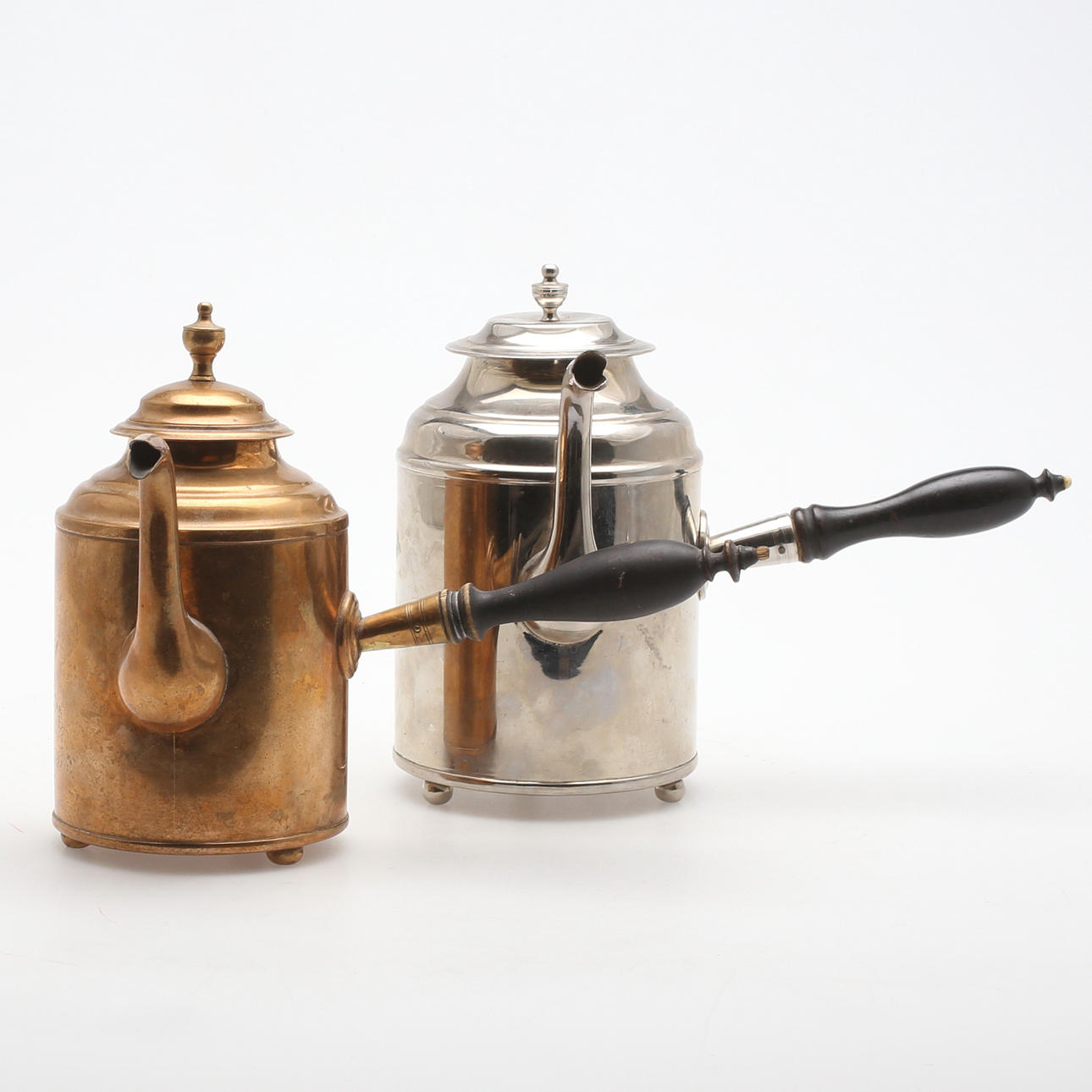 KAFFEKANNOR, 2 st, varav en från Nils Peter Linderberg, Sundswall, mässing/kromad metall, 18/1900-tal.