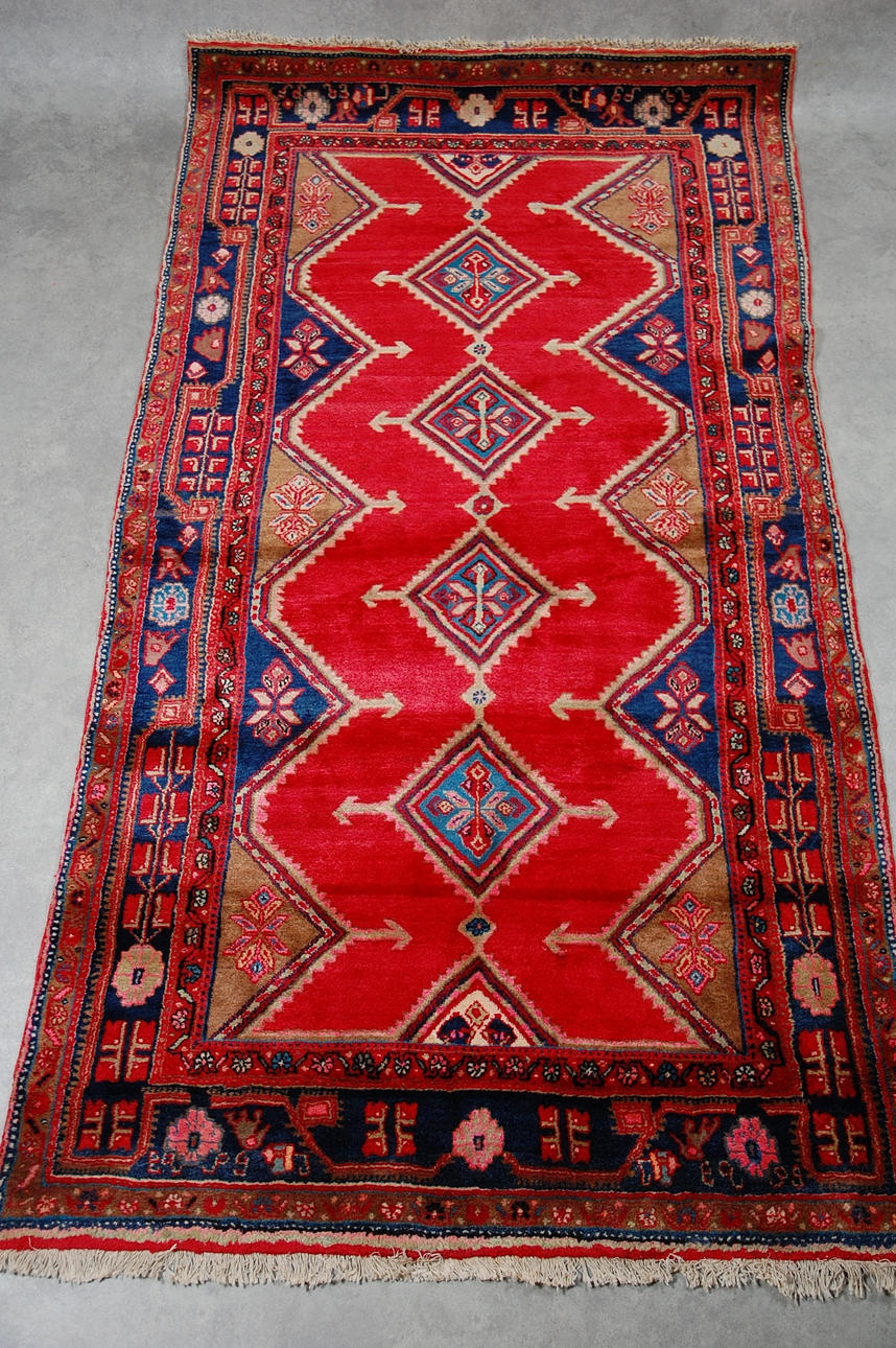 CARPET, hand-knotted Asfhar, 278 x 150 cm.