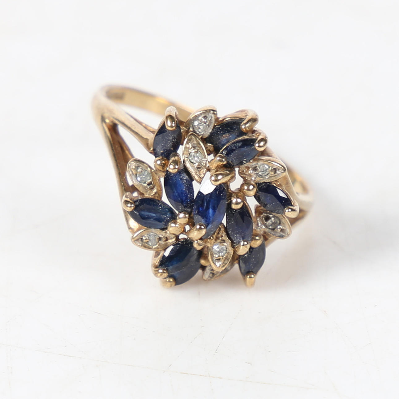 9CT GOLD DIAMOND AND SAPPHIRE RING.