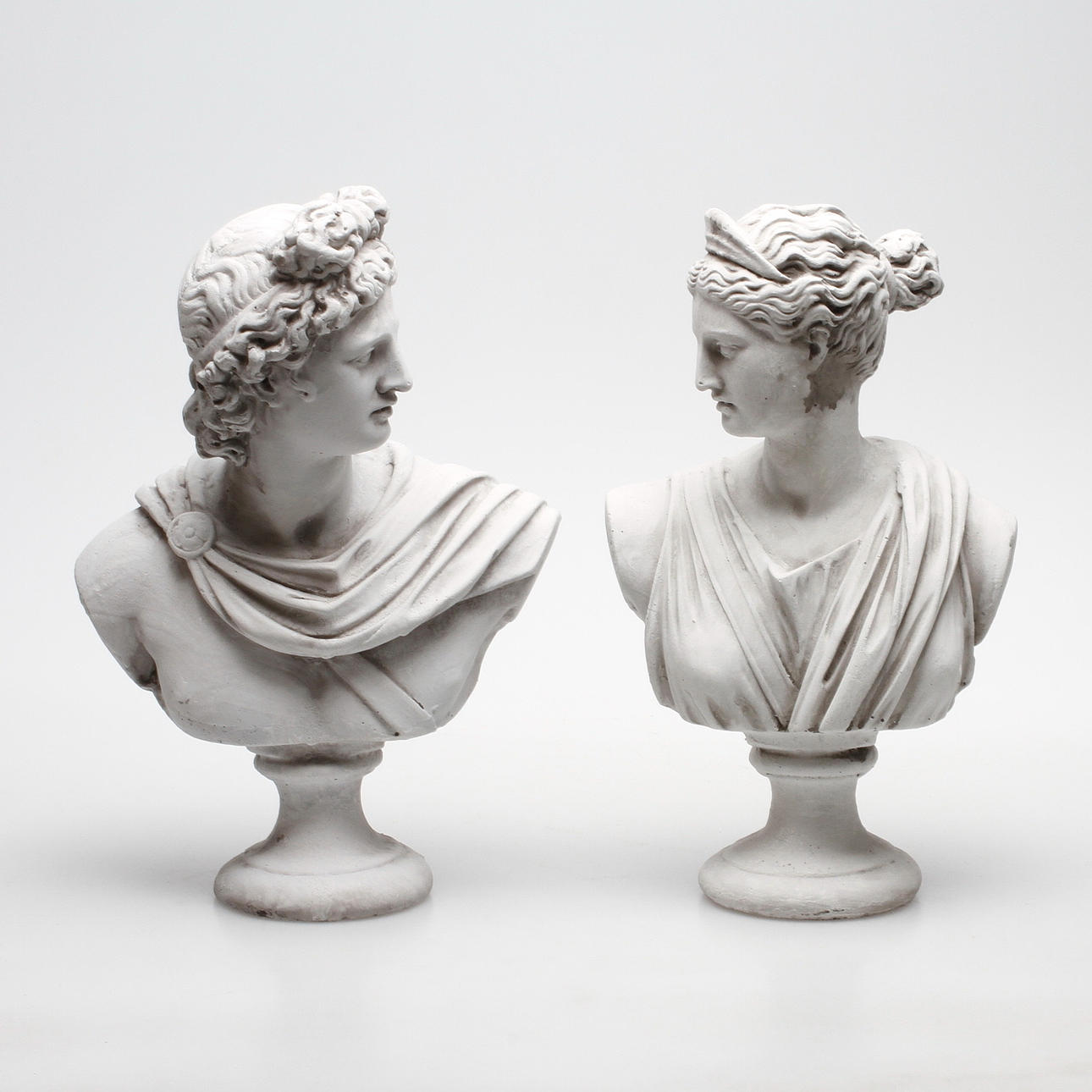 BYSTER, ett par, stenmassa, 1900/2000-tal.