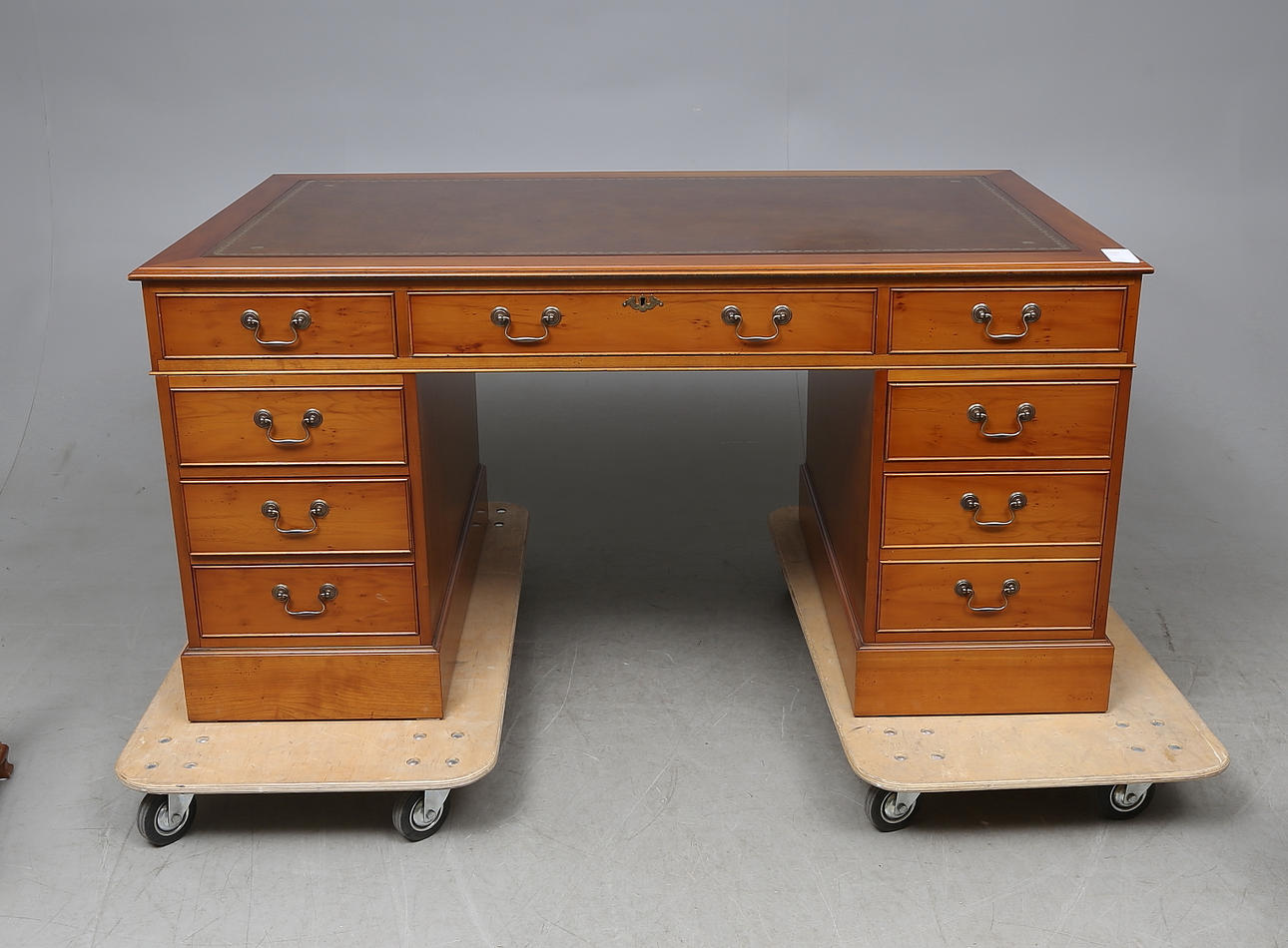 SKRIVBORD, STOL OCH TIDNINGSKORG, engelsk stil, 1900/2000-tal.