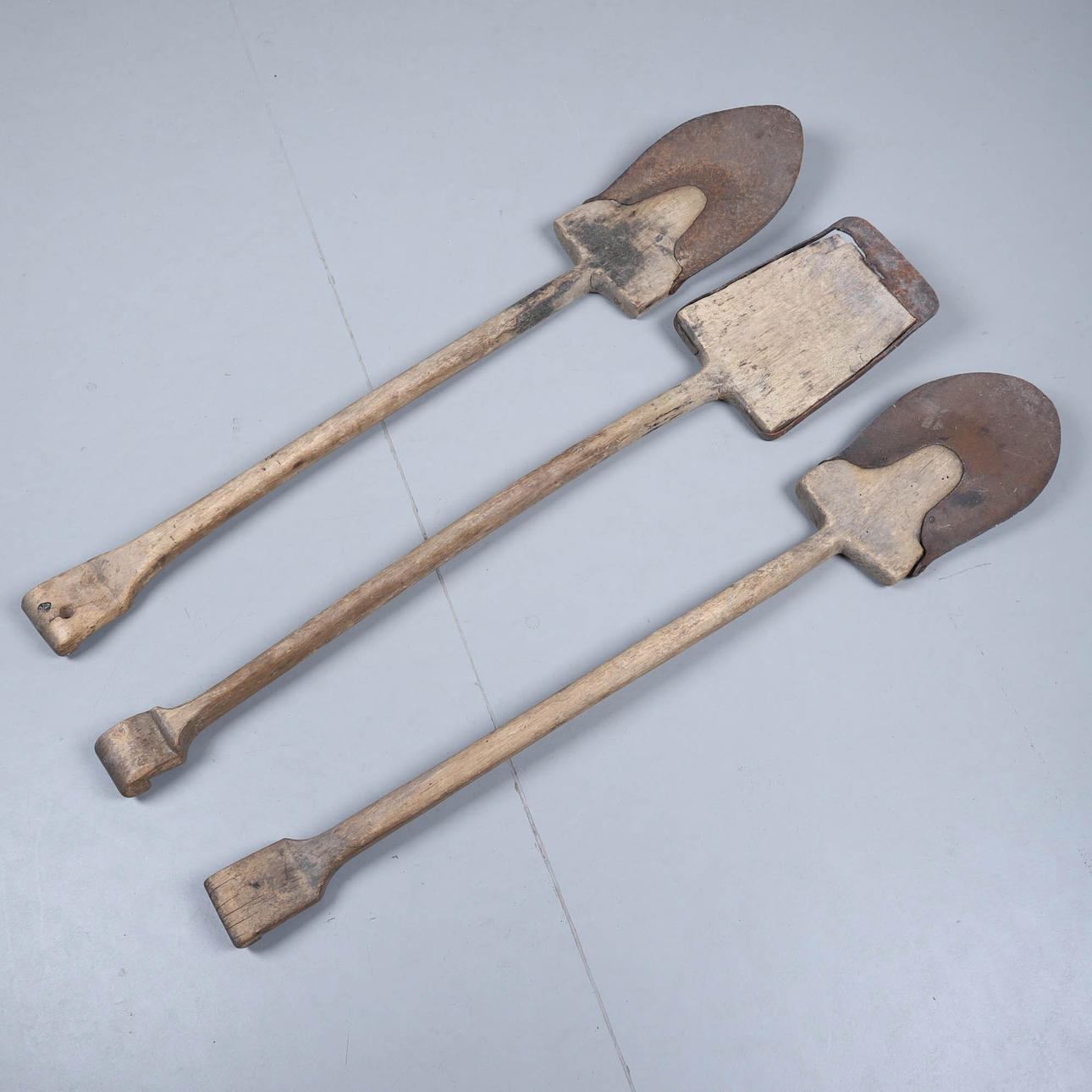 PALAS, DE MADERA, CON ZAPATA DE HIERRO.