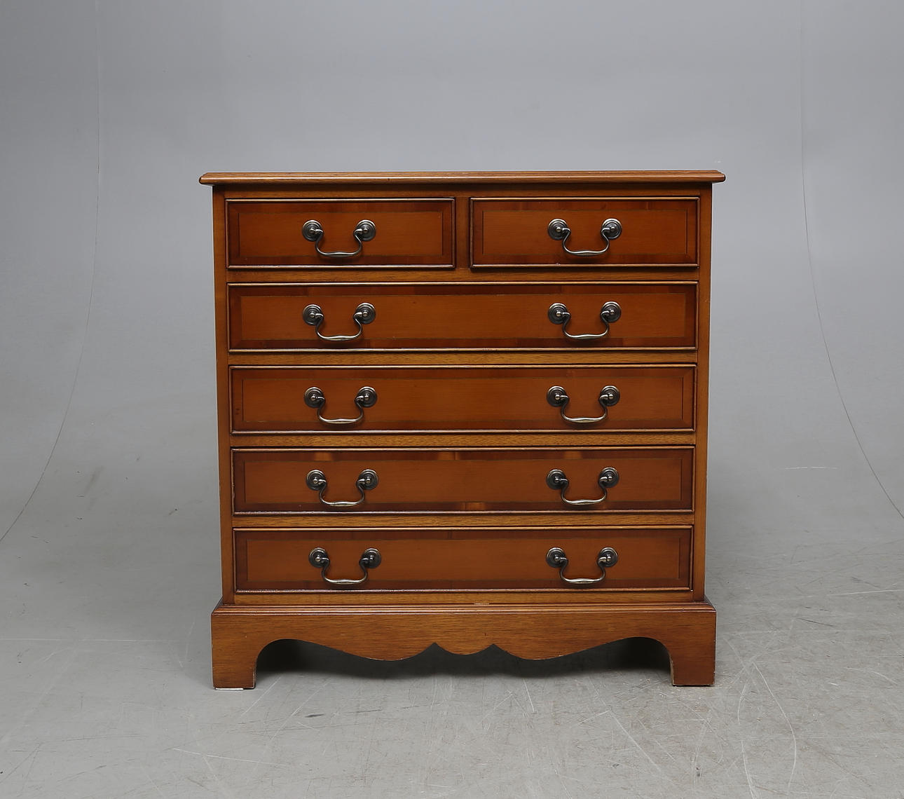 BYRÅ, engelsk stil, 1900/2000-tal.