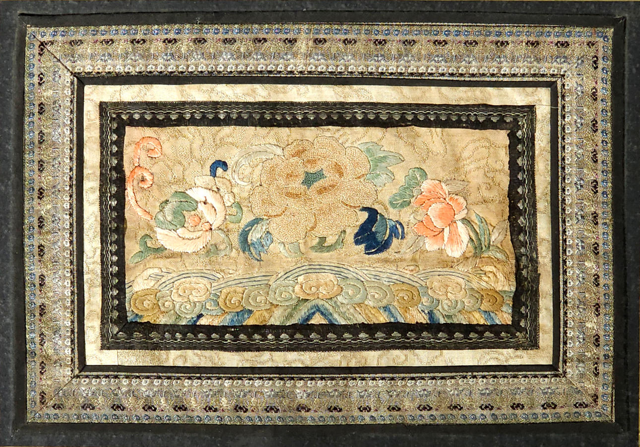 ANTIK KINESISK BRODERI PÅ SILKE.