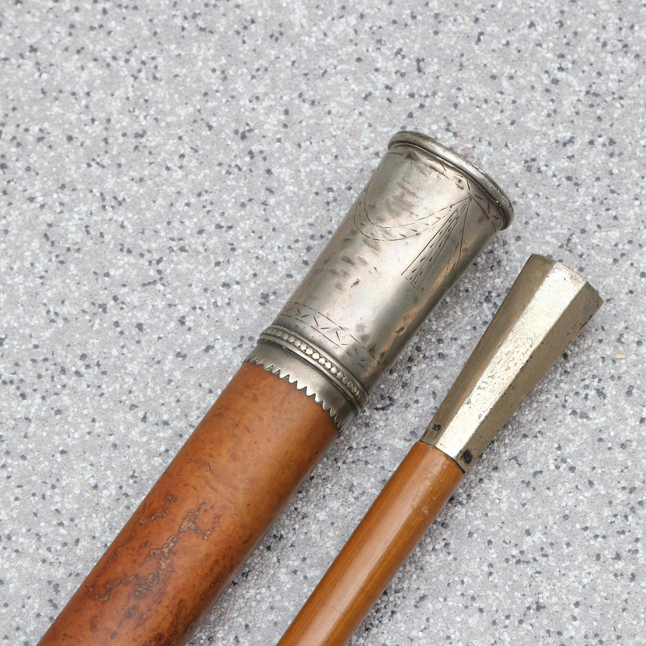 TO TRÆSTOKKE MED SØLVBESLAG.