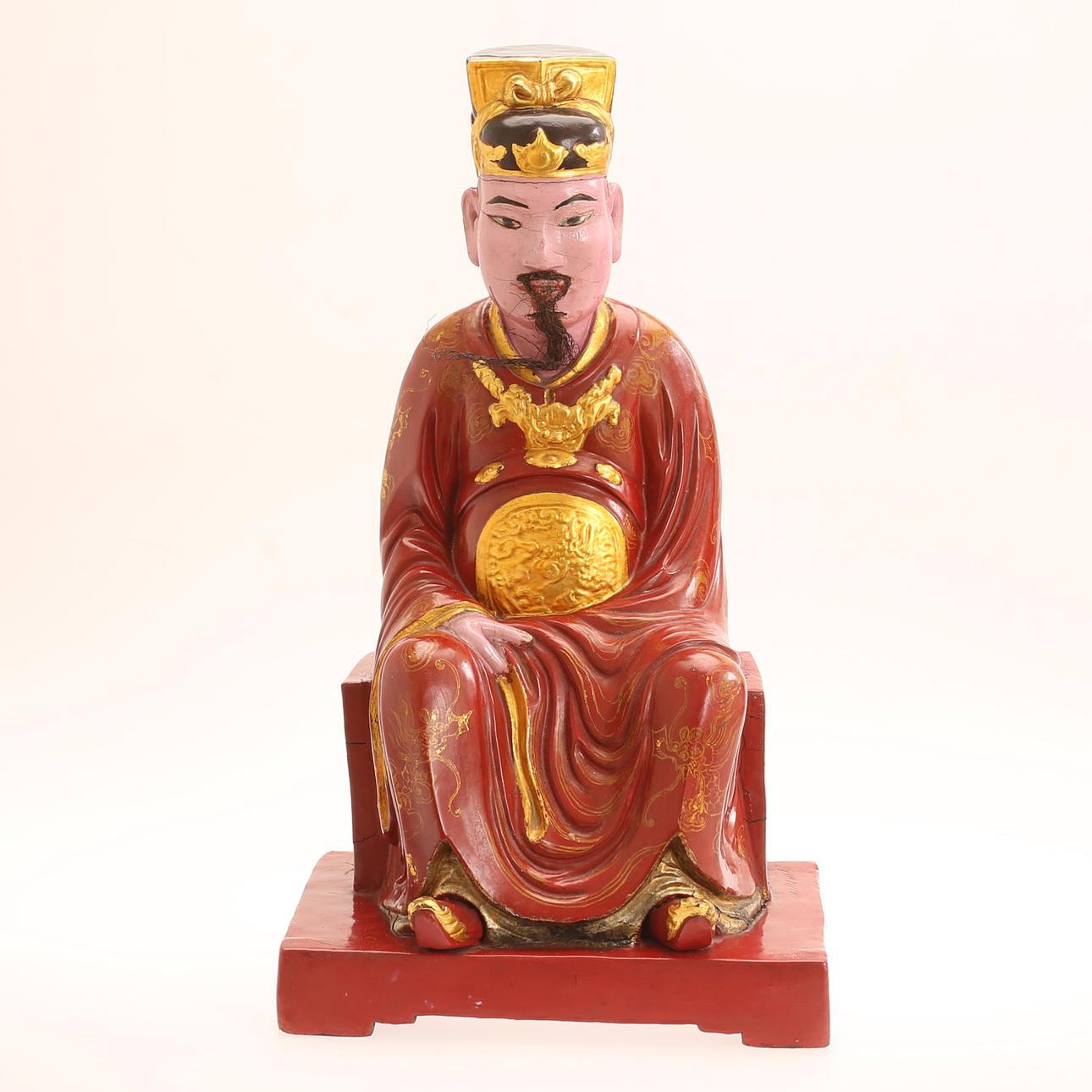 Una ESCULTURA, oriental, de madera lacada.