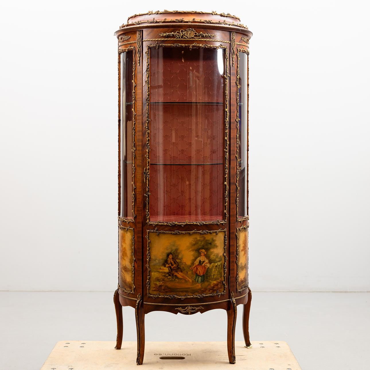 VITRIINIKAAPPI, rokokoo, 1900-luku.