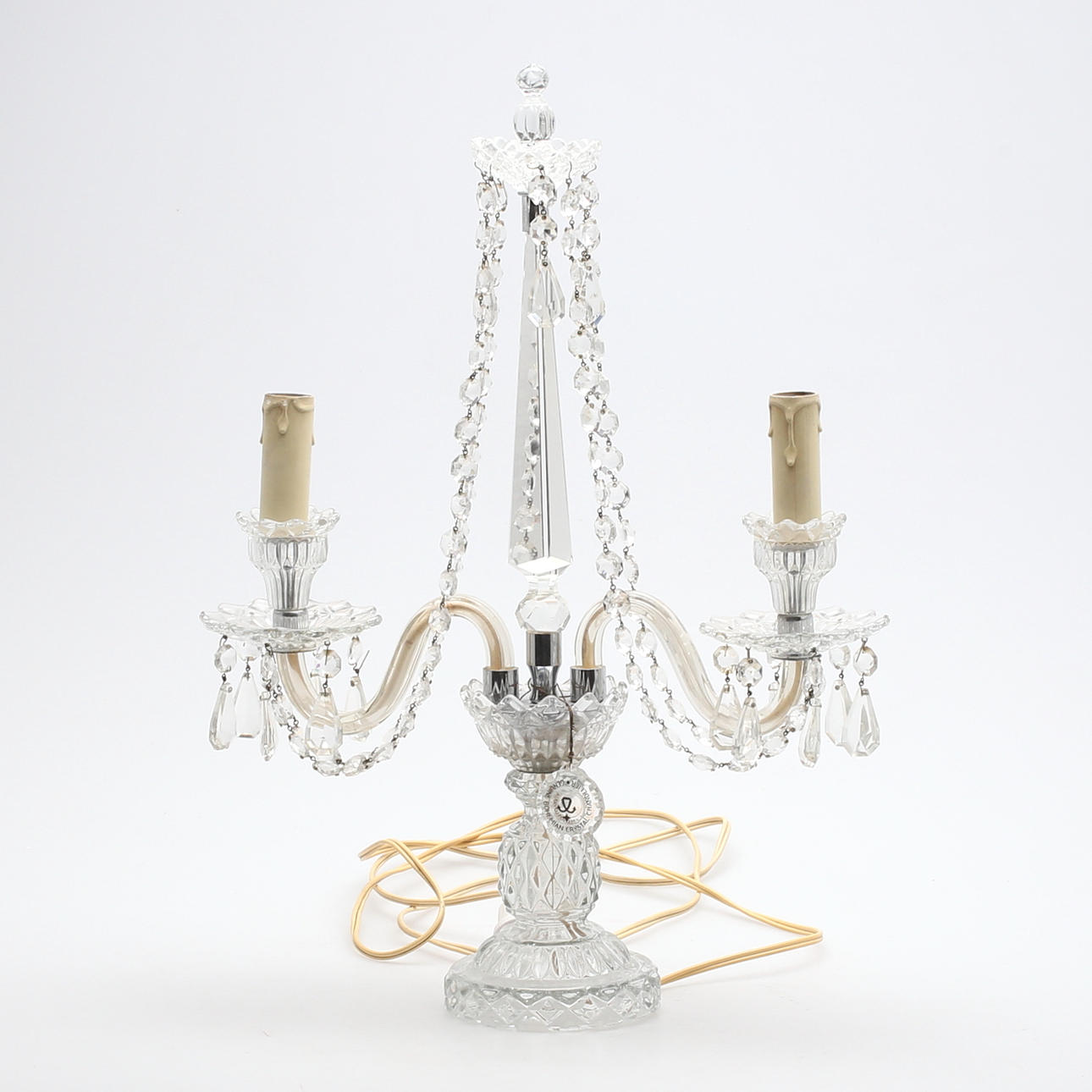 BORDSLAMPA, i form av kandelaber, böhmisk kristall, Tjeckoslovakien, 1900-talets andra hälft.