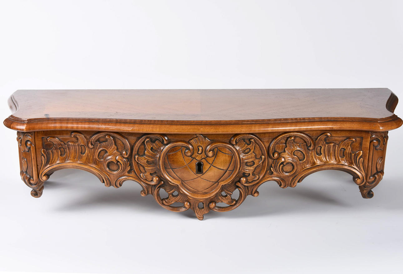 FÄSTE VÄGGFÄSTE. valnöt, 2000-talet.