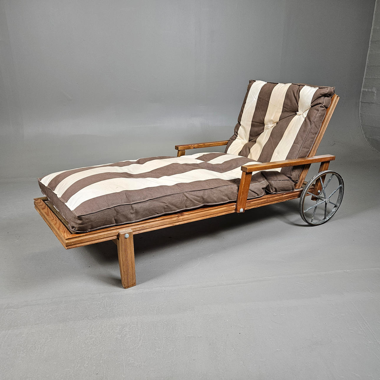 SOLSÄNG, trä, 1900-talets senare del.