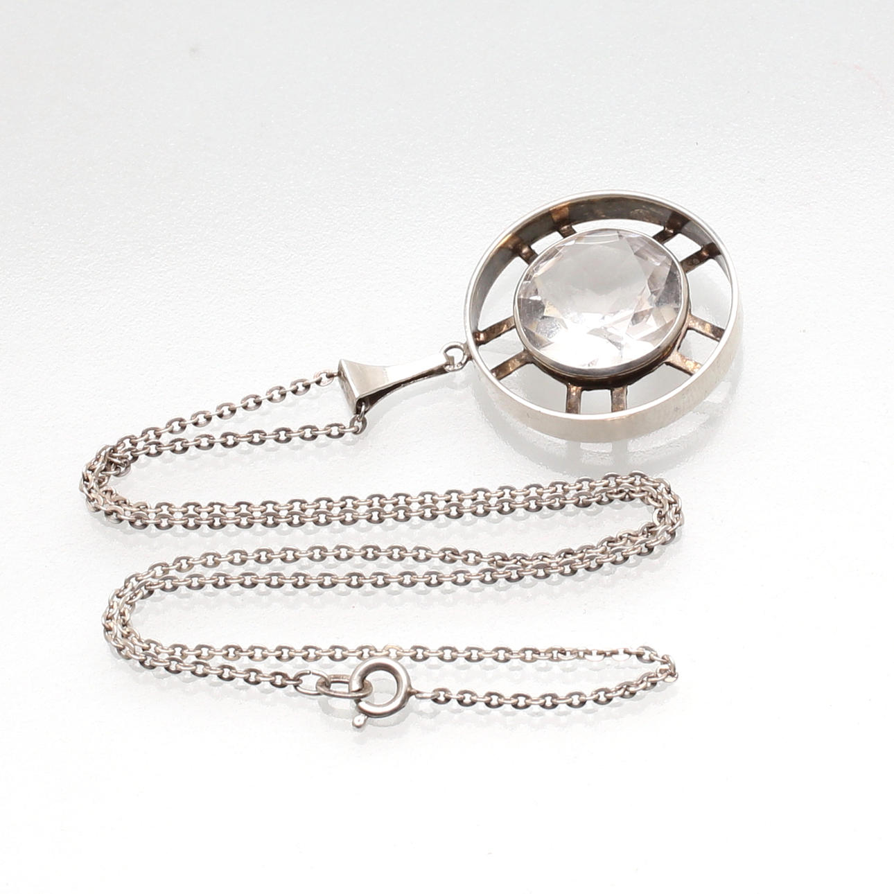 HALSBAND, silver med bergskristall, Kultaseppä Salovaara, Åbo, 1973, totalvikt 14,90 gram.