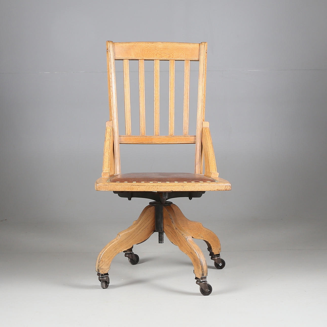 KONTORSSTOL, trä/skinn, 1900-talets första hälft.