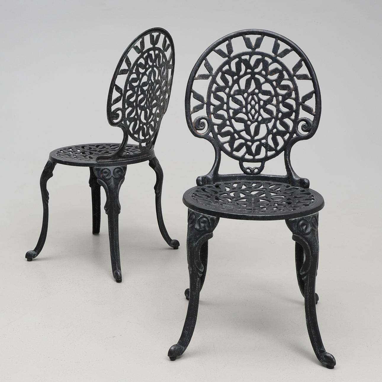 GARTENSTÜHLE. 2 Stück, Gusseisen.